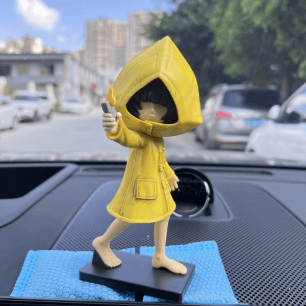 Little Nightmares II Mono Paper Bag Head Figure - Image 3